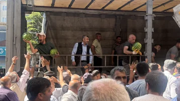 30 ton bedava dağıttı. Trafik yoğunluğu yaşandı