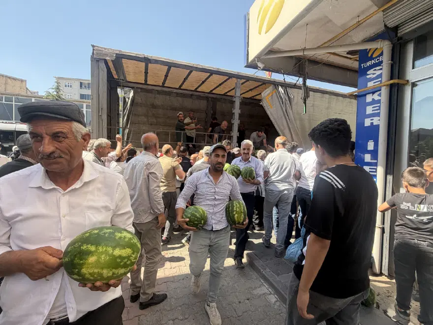30 ton bedava dağıttı. Trafik yoğunluğu yaşandı 1