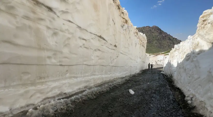 KAR KALINLIĞI 8 METREYİ BULUYOR 2