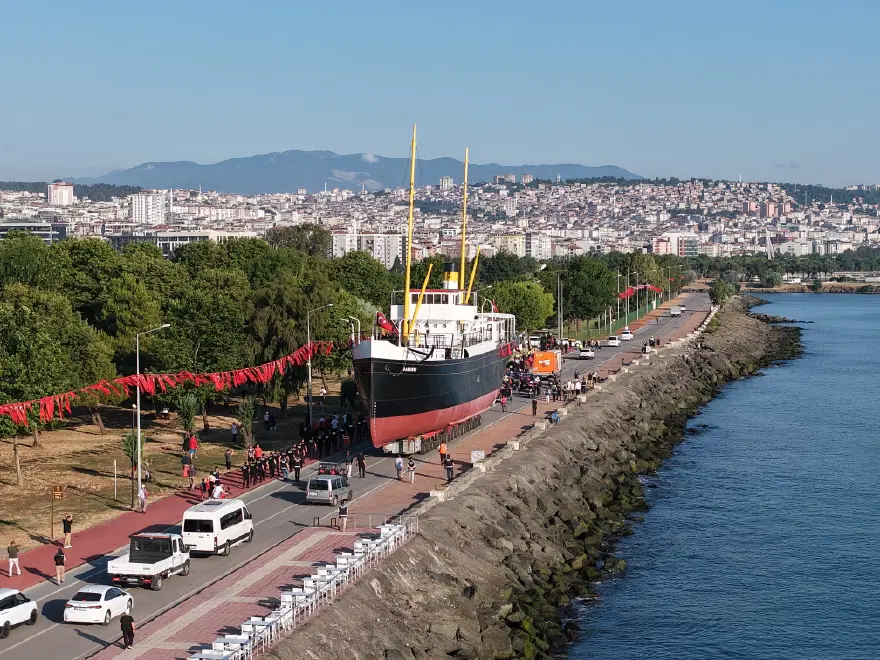Bandırma Vapuru karadan yürütülüyor 3
