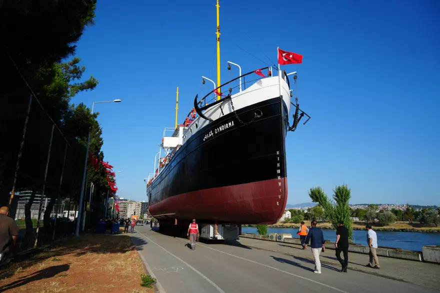 Bandırma Vapuru karadan yürütülüyor 1