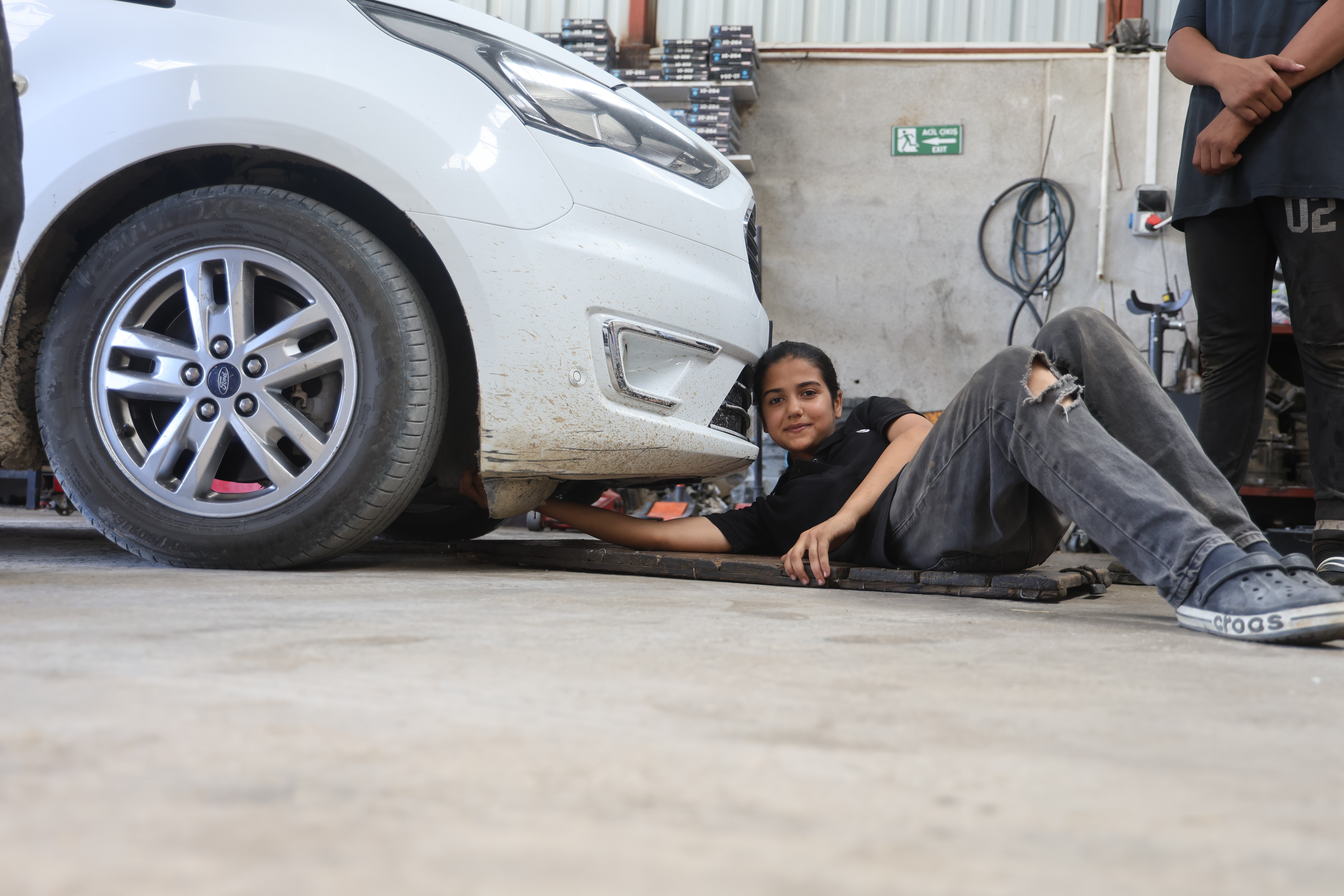 Sanayinin 15 yaşındaki Nehir ustası. Şanzıman ve motor arızalarını giderebiliyor, çırak yetiştiriyor