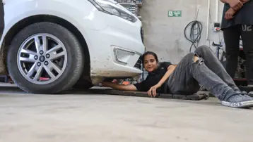Sanayinin 15 yaşındaki Nehir ustası. Şanzıman ve motor arızalarını giderebiliyor, çırak yetiştiriyor