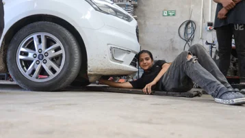 Sanayinin 15 yaşındaki Nehir ustası. Şanzıman ve motor arızalarını giderebiliyor, çırak yetiştiriyor