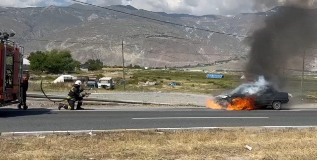 Yangına müdahale ederken bile elindeki sigarayı bırakmadı