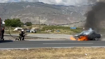 Yangına müdahale ederken bile elindeki sigarayı bırakmadı