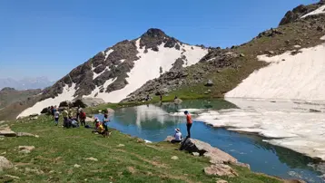Çevresi kar ve buzla kaplı, içi masmavi. Yaz ortasında dondurucu deneyim
