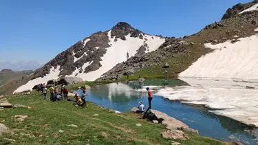 Çevresi kar ve buzla kaplı, içi masmavi. Yaz ortasında dondurucu deneyim