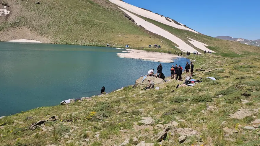 Van'da serinleten rota. 3 bin 200 rakımda buz gibi göl Van'da serinleten rota. 3 bin 200 rakımda buz gibi göl
