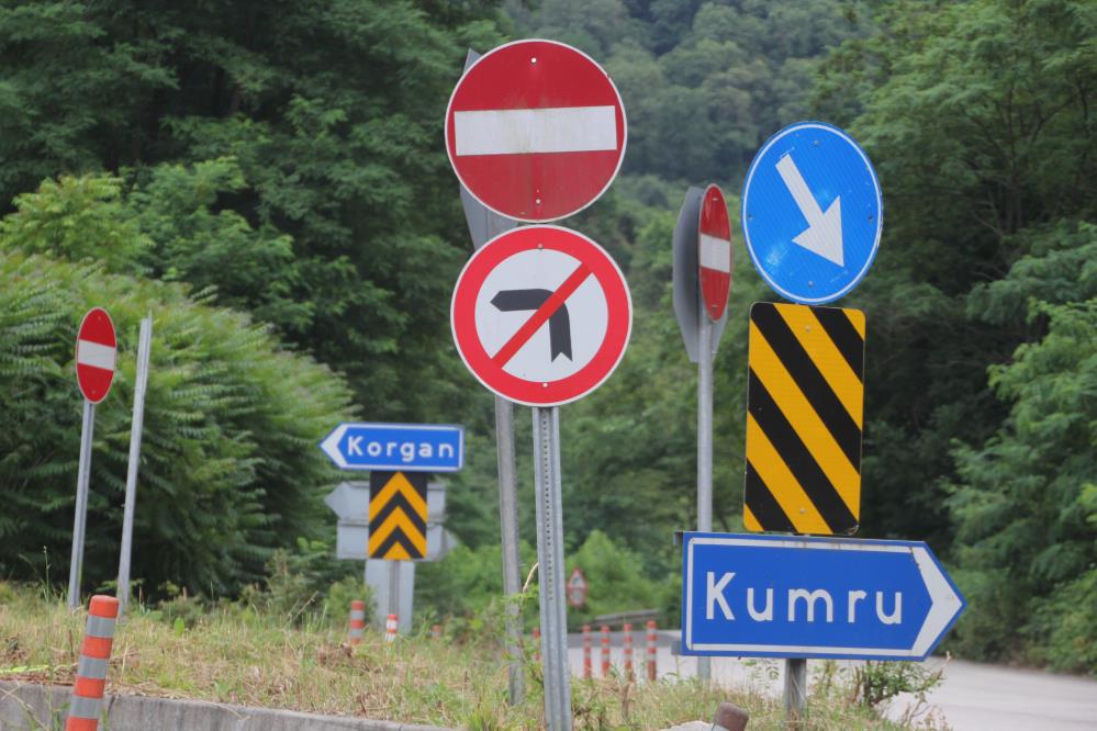 Şoförlerin kafasını karıştıran kavşak: 29 tabela var, ilk kez giren şaşırıyor