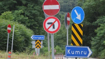 Şoförlerin kafasını karıştıran kavşak: 29 tabela var, ilk kez giren şaşırıyor
