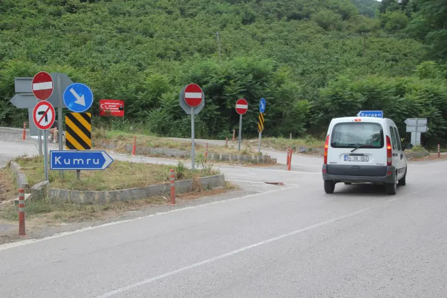 Şoförlerin kafasını karıştıran kavşak: 29 tabela var, ilk kez giren şaşırıyor 1