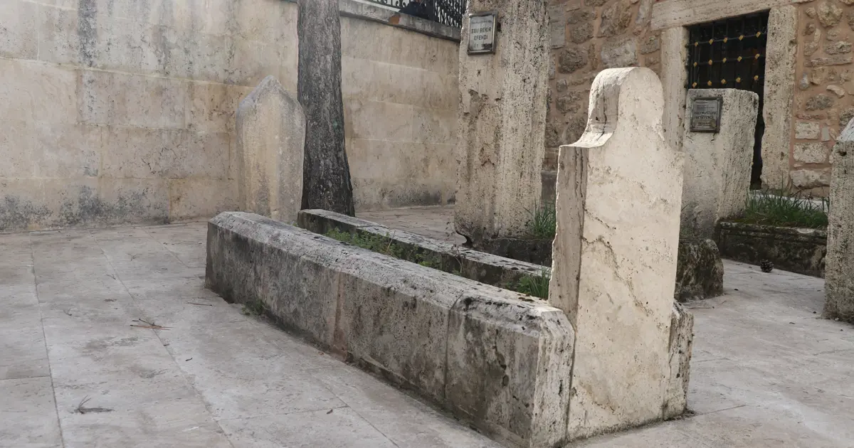 Her gün yüzlerce kişi önünden geçiyor, bu mezar tarihe ışık tutuyor