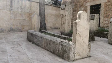 Her gün yüzlerce kişi önünden geçiyor, bu mezar tarihe ışık tutuyor