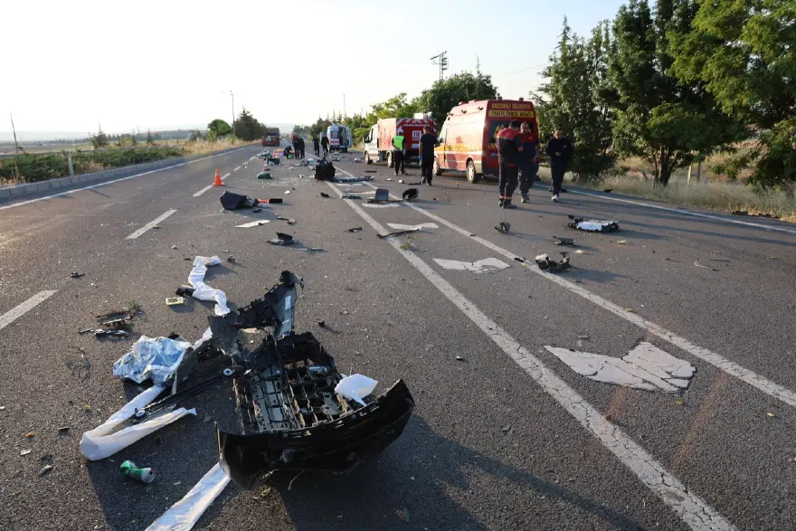 Takla atan otomobilde üç kişi can verdi 2 Takla atan otomobilde üç kişi can verdi 2