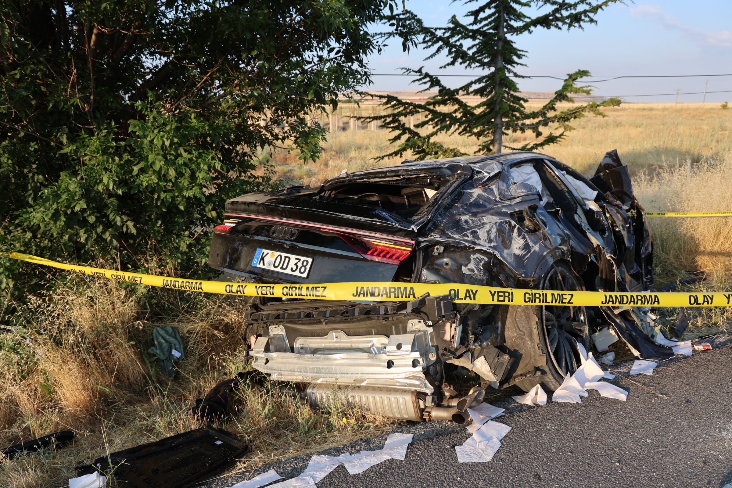 Takla atan otomobilde üç kişi can verdi