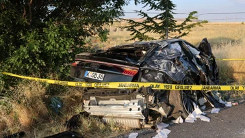 Takla atan otomobilde üç kişi can verdi