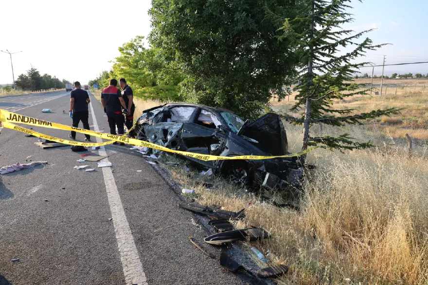 Takla atan otomobilde üç kişi can verdi Takla atan otomobilde üç kişi can verdi