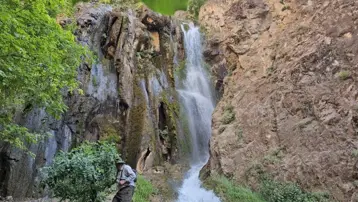 20 metre yükseklikten dökülüyor. Yazın serinletiyor, kışın dev buz sarkıtlarına dönüşüyor