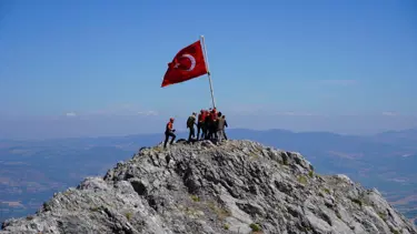 Spil'in zirvesindeki 15 Temmuz töreninde gaziler Türk bayrağını göndere çekti