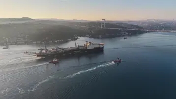 Boğaz dev geminin geçişi için kapatıldı