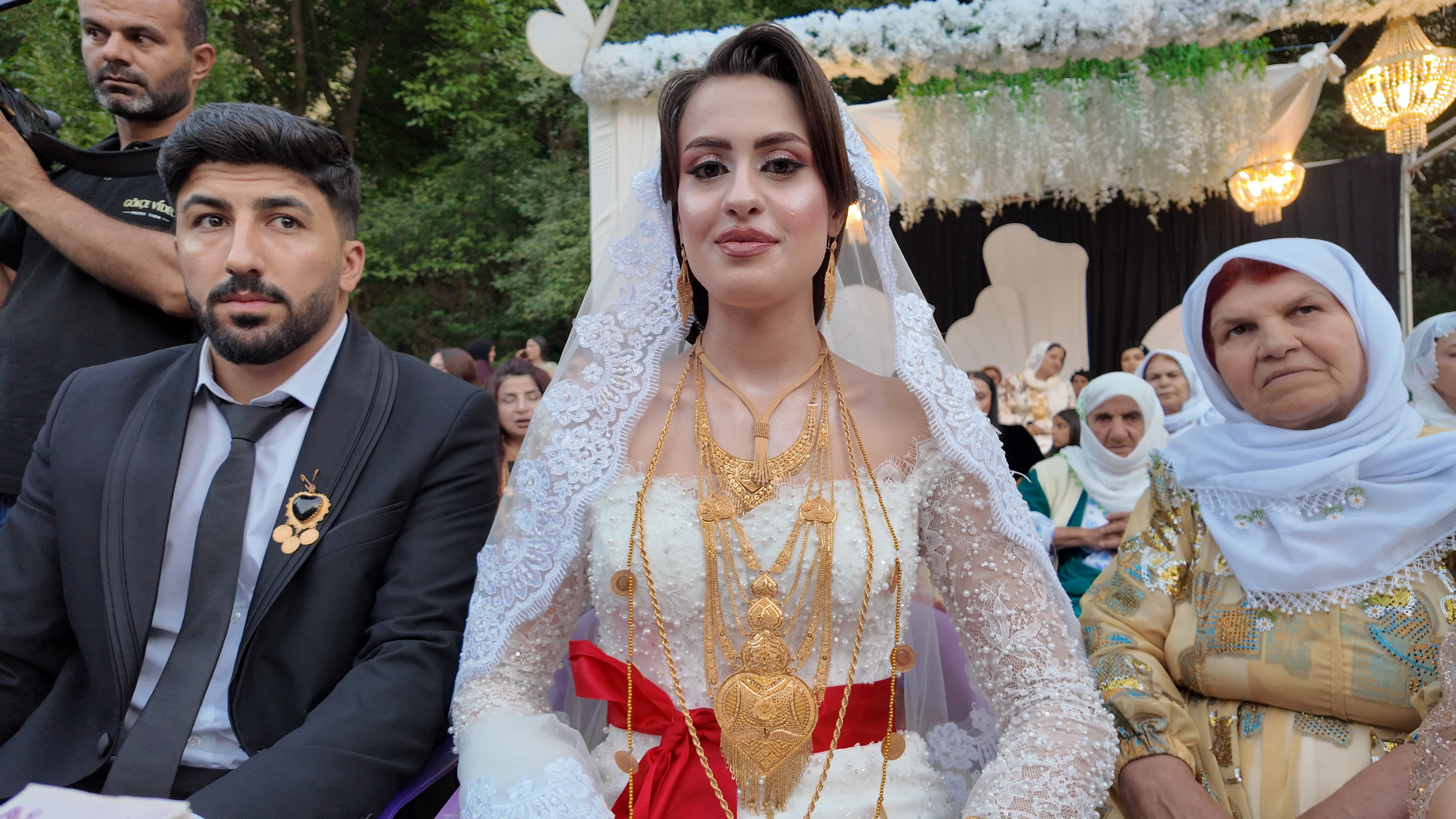 İki gün iki gece sürdü, 35 koyun kesildi. Aşiret düğününde takı masası balya balya parayla doldu