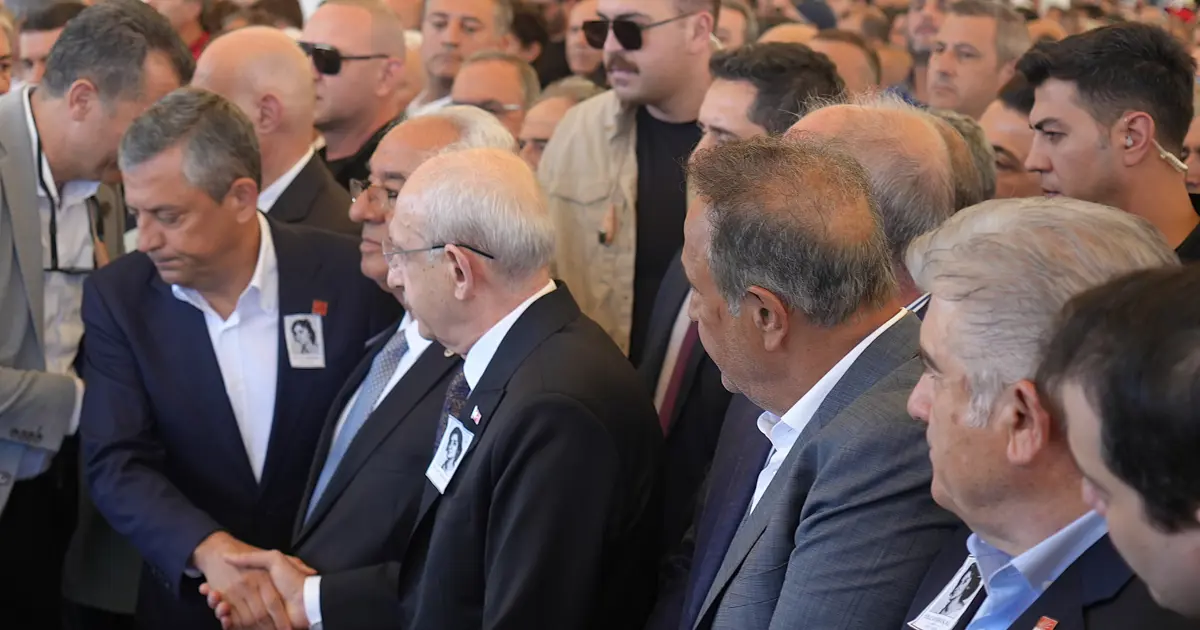 Kılıçdaroğlu ve Özel cenazede yan yana