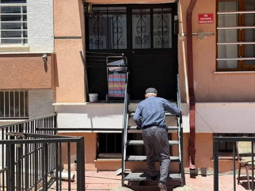 Elini öptüğü yaşlı adamın 2 milyon liralık altınını çalmıştı. Başka bir vurgunun parasıyla yakalandı 