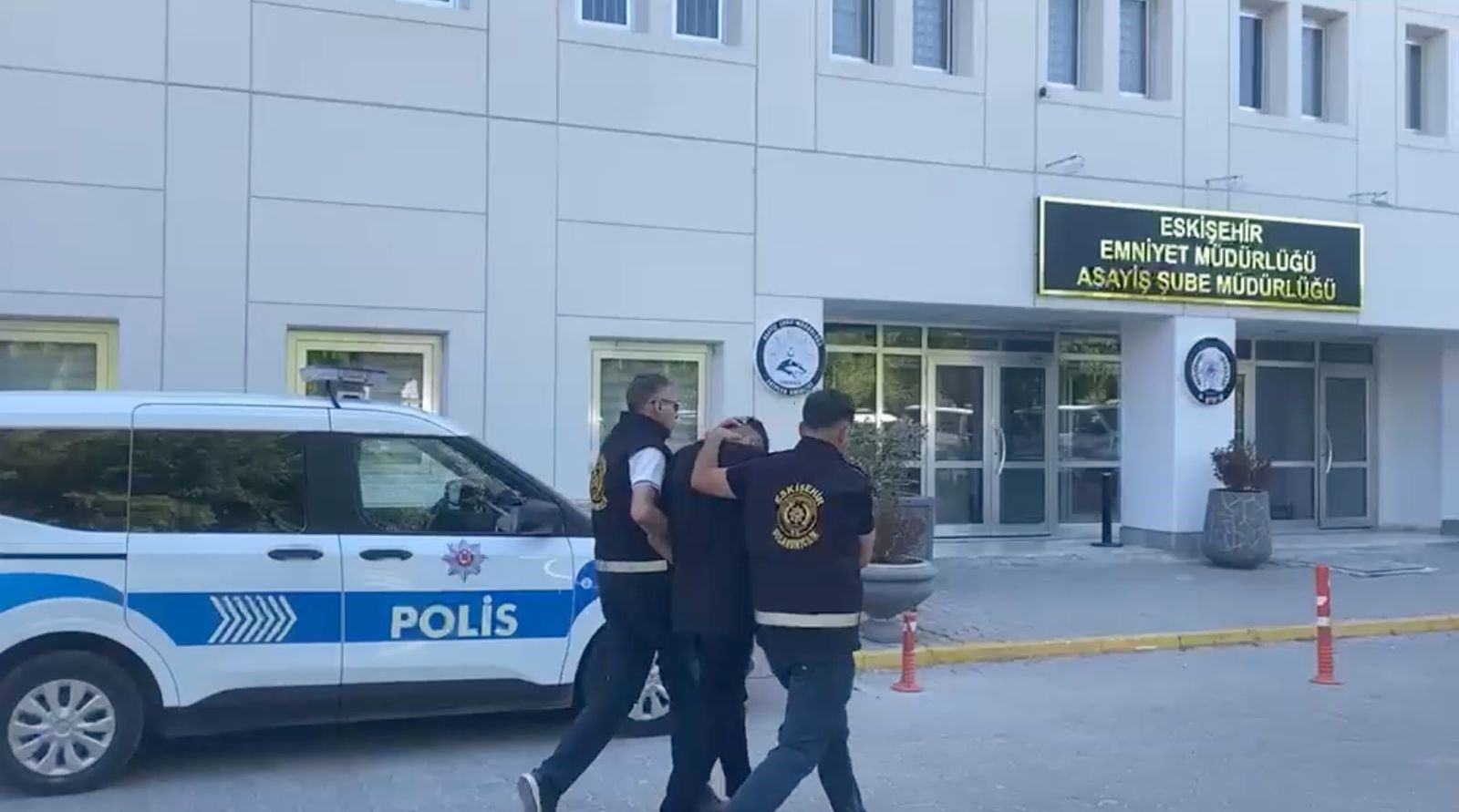 Elini öptüğü yaşlı adamın 2 milyon liralık altınını çalmıştı. Başka bir vurgunun parasıyla yakalandı