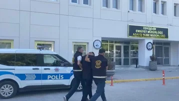 Elini öptüğü yaşlı adamın 2 milyon liralık altınını çalmıştı. Başka bir vurgunun parasıyla yakalandı