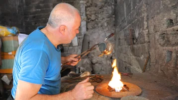45 yıldır ateşin karşısında çalışıyor. "Mecburen terliyorsun, çok zor"