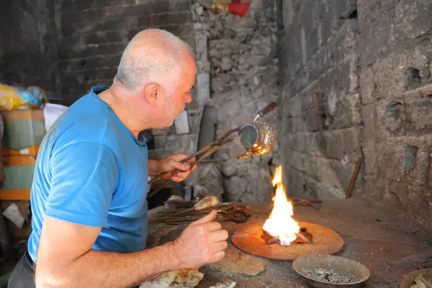45 yıldır ateşin karşısında çalışıyor. "Mecburen terliyorsun, çok zor" 45 yıldır ateşin karşısında çalışıyor. "Mecburen terliyorsun, çok zor"