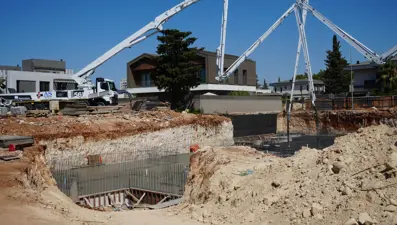 Antalya'da 2 işçi şantiyede göçük altında kaldı