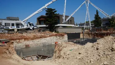 Antalya'da 2 işçi şantiyede göçük altında kaldı