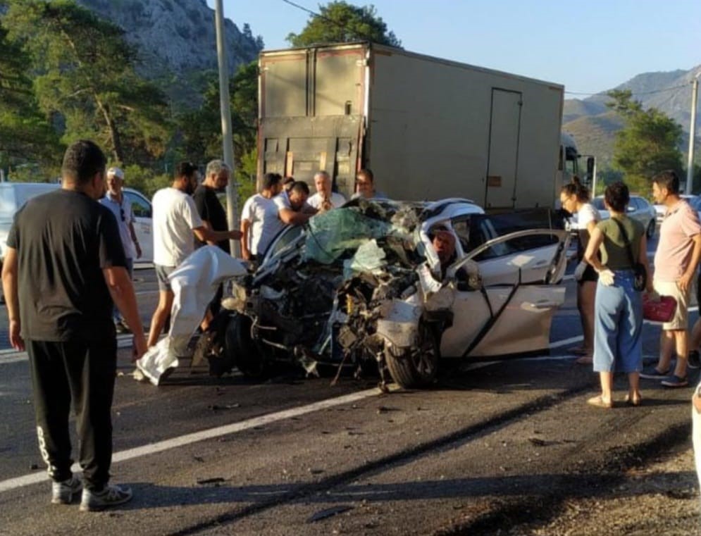 Marmaris'te bir kamyonun karıştığı kazada 16 yaşındaki çocuk hayatını kaybetti
