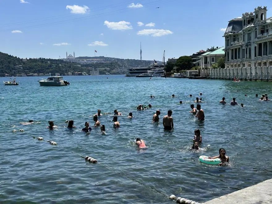 İstanbul'da sıcak hava bunalttı: "Sucuk gibi kavruluyoruz" 2 İstanbul'da sıcak hava bunalttı: "Sucuk gibi kavruluyoruz" 2