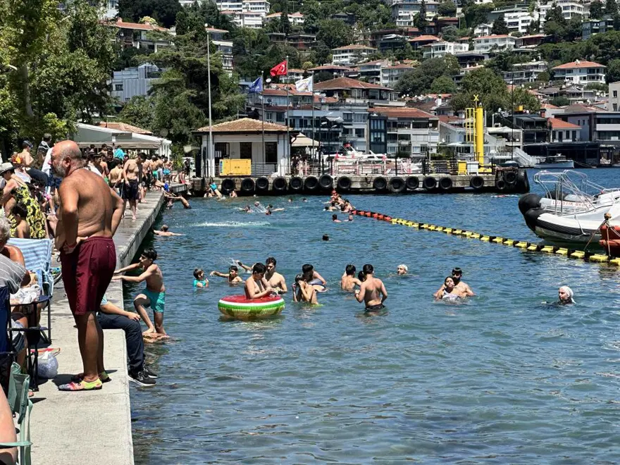 İstanbul'da sıcak hava bunalttı: "Sucuk gibi kavruluyoruz" İstanbul'da sıcak hava bunalttı: "Sucuk gibi kavruluyoruz"