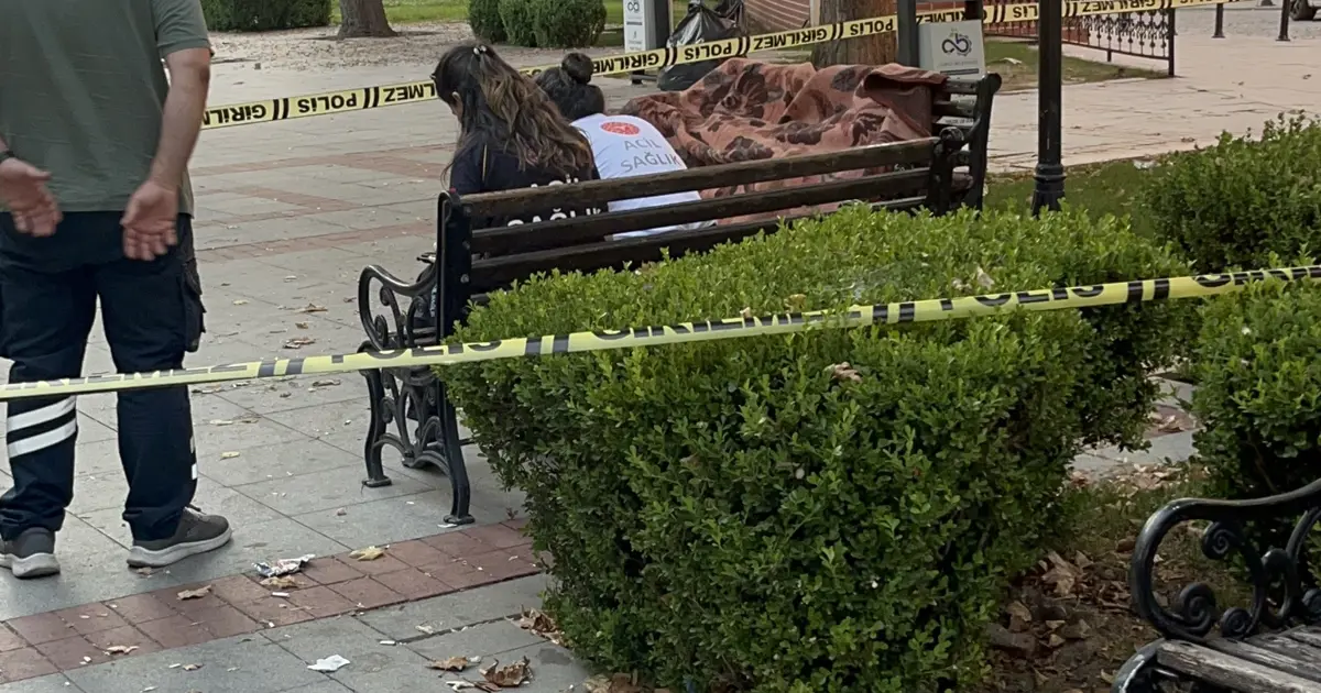 Uyuduğu bankta battaniyenin altından cansız bedeni çıktı