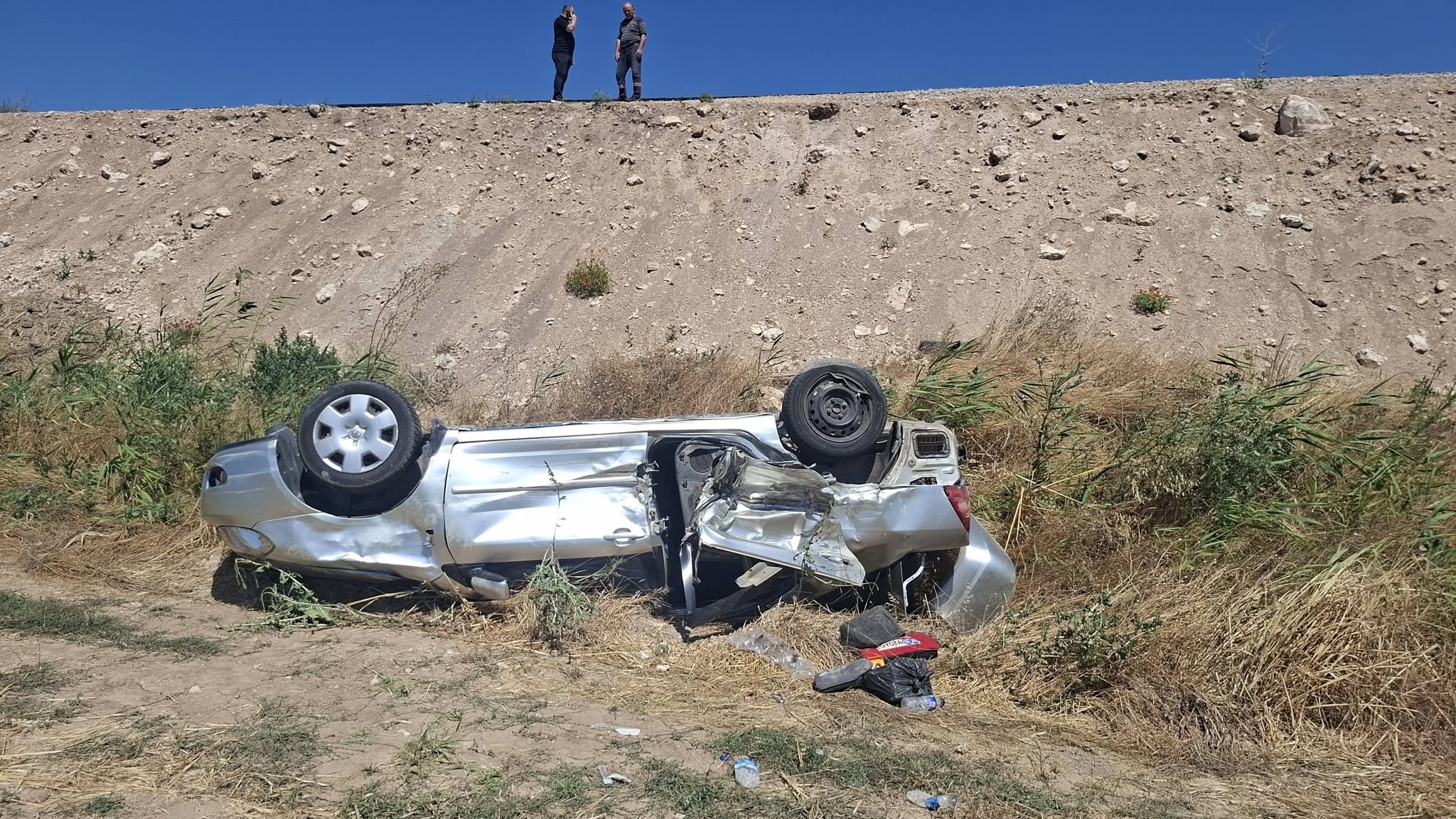 Kavşakta çarpışan otomobil uçuruma yuvarlandı. 3 yaralı
