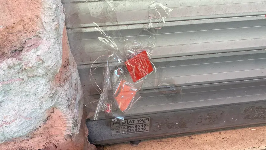 Mühürlü boş dükkandan yayılan kötü koku ekipleri harekete geçirdi. Kedi ölüleri bulundu 1