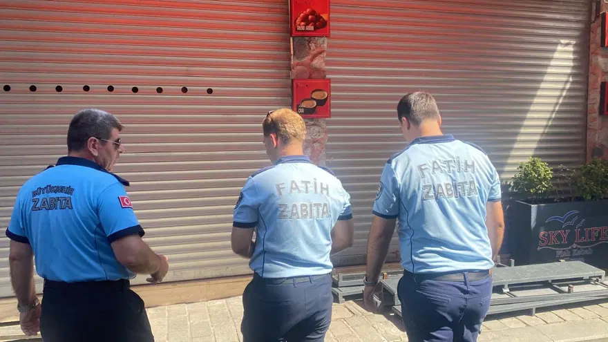 Mühürlü boş dükkandan yayılan kötü koku ekipleri harekete geçirdi. Kedi ölüleri bulundu 3