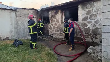Kilometrelerce öteden geçen şoför fark etti. Yangına uykuda yakalanan 22 kişilik aile kurtarıldı