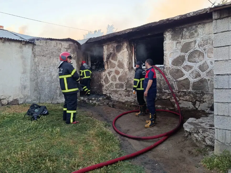 Kilometrelerce öteden geçen şoför fark etti. Yangına uykuda yakalanan 22 kişilik aile kurtarıldı 
