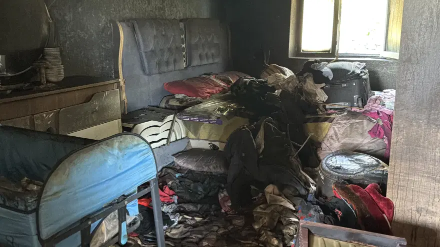 Kilometrelerce öteden geçen şoför fark etti. Yangına uykuda yakalanan 22 kişilik aile kurtarıldı 2