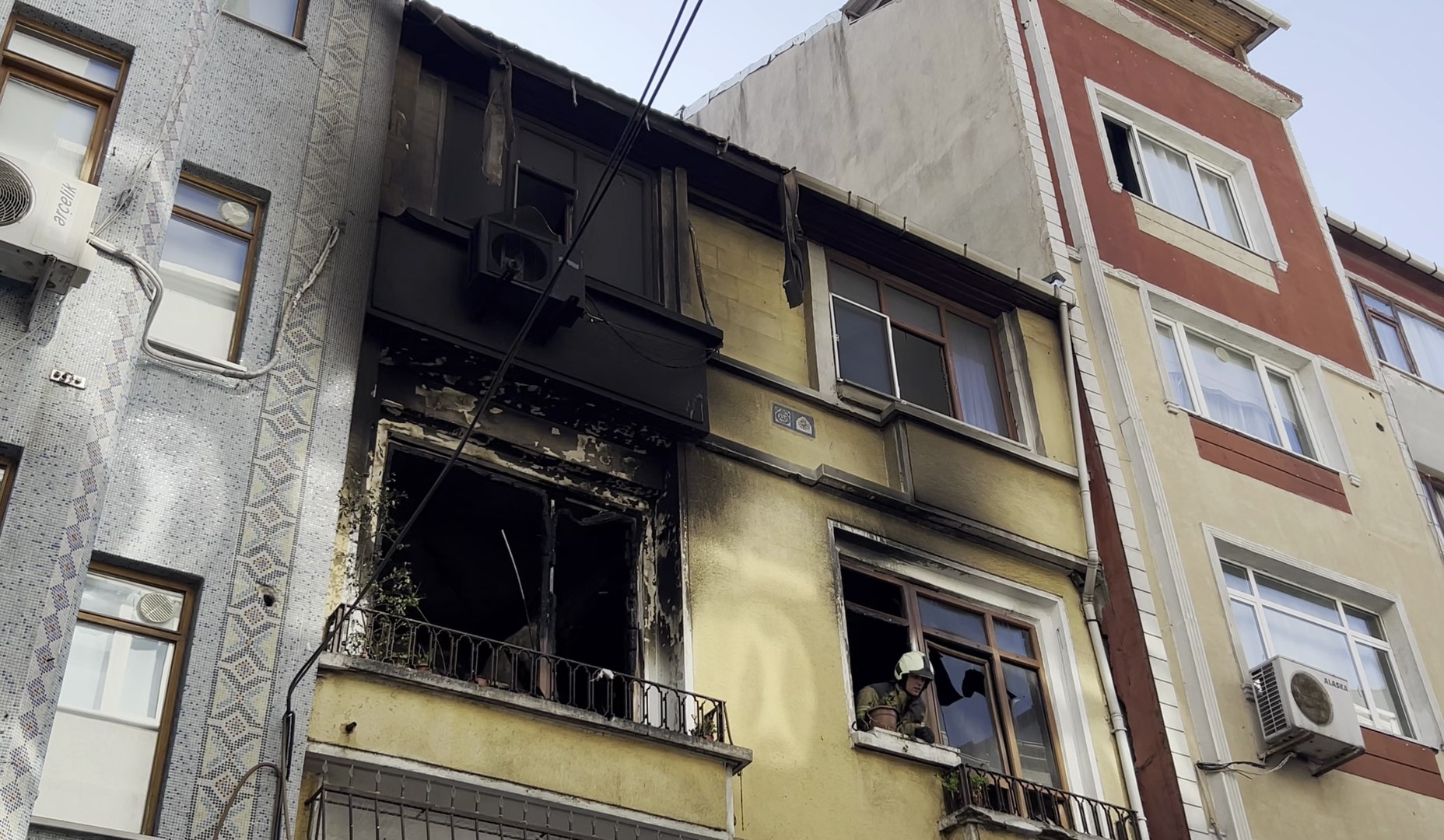 Fatih'te 2 katlı binada yangın. Mahsur kalan 4 kişi kurtarıldı