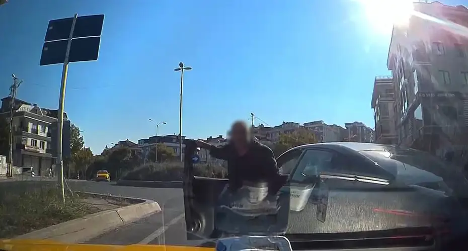 Trafik magandası taksicinin önünü kesip aracını yumrukladı