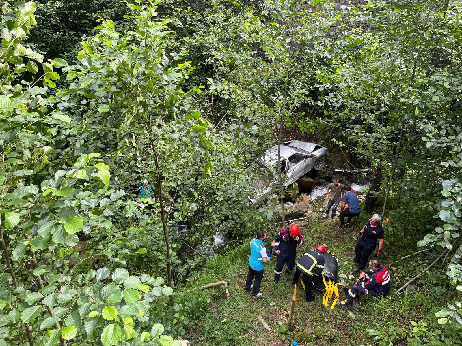 Trabzon'da kamyonet fındık bahçesine yuvarlandı. 1 kişi hayatını kaybetti, 5 kişi yaralandı