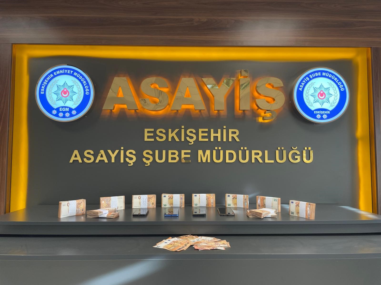 Kendilerini polis olarak tanıtıp 61 bin euro dolandırdılar