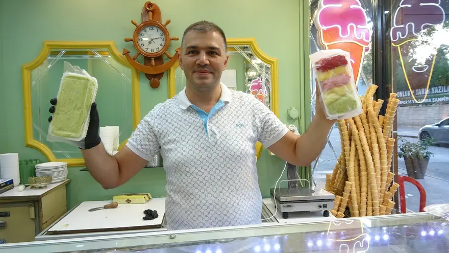 Topu 400 liraya satılan dondurmaya tepkiler bitmiyor. "Altın suyu koysa da olmaz" 1