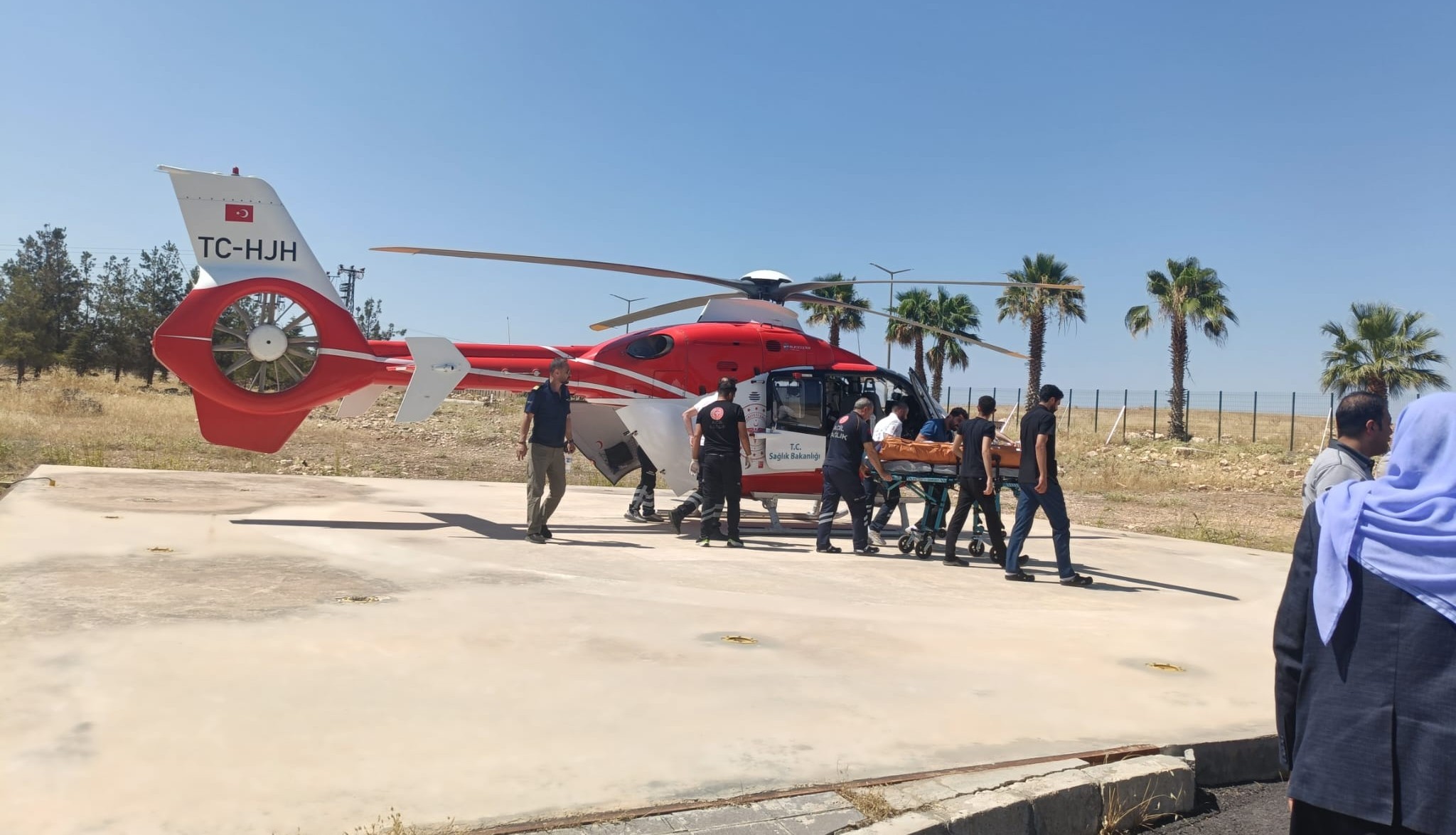 Ağır yaralı sürücü, ambulans helikopterle hastaneye sevk edildi